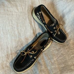 Women’s Sperry size 9 boat shoe. Bluefish. 2 eyelet.  Black with animal print